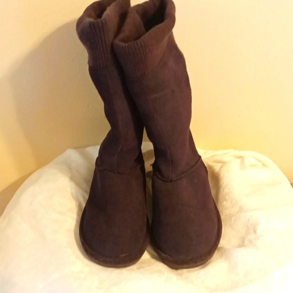Bearpaw black tall suede and sweater material size 8